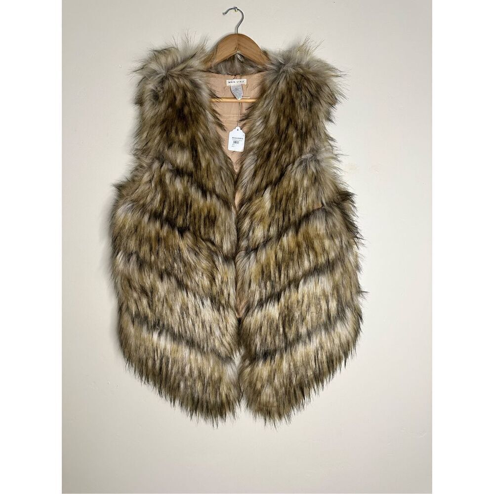 🌸 Main Strip Life is Wild Sleeveless Faux Fur Vest Size Small